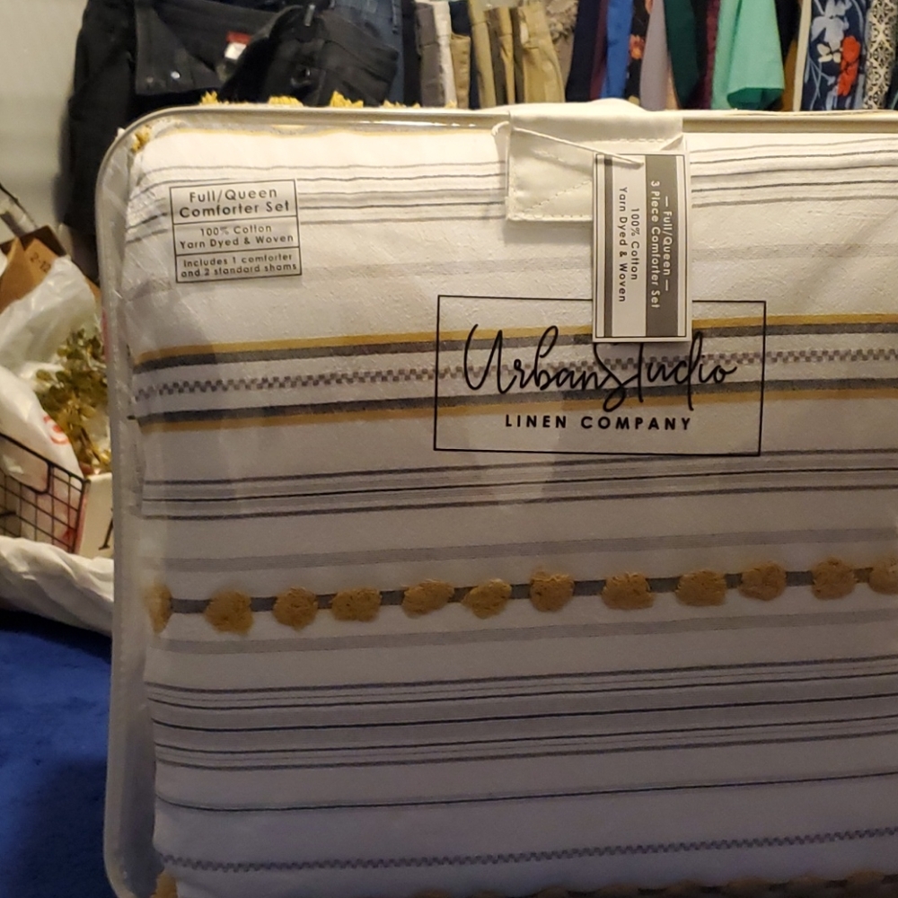 Brand new full/queen comforter set